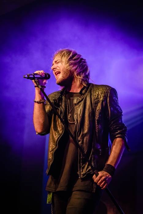 Tremonti v Brně rozvášnili fanoušky, nezastavila je ani zlomená žebra kytaristy