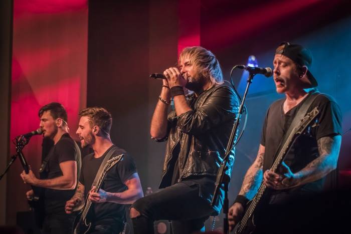 Tremonti v Brně rozvášnili fanoušky, nezastavila je ani zlomená žebra kytaristy