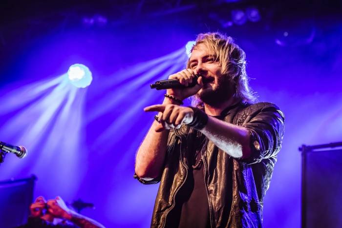 Tremonti v Brně rozvášnili fanoušky, nezastavila je ani zlomená žebra kytaristy