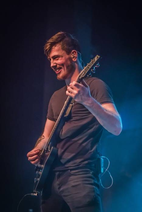 Tremonti v Brně rozvášnili fanoušky, nezastavila je ani zlomená žebra kytaristy