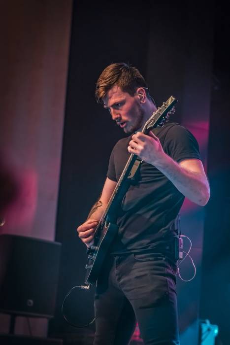 Tremonti v Brně rozvášnili fanoušky, nezastavila je ani zlomená žebra kytaristy