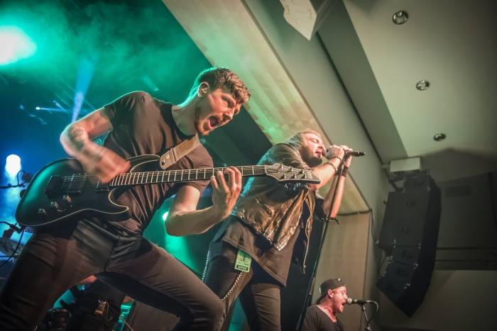 Tremonti v Brně rozvášnili fanoušky, nezastavila je ani zlomená žebra kytaristy