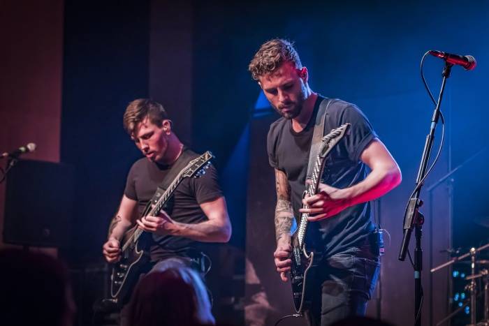 Tremonti v Brně rozvášnili fanoušky, nezastavila je ani zlomená žebra kytaristy