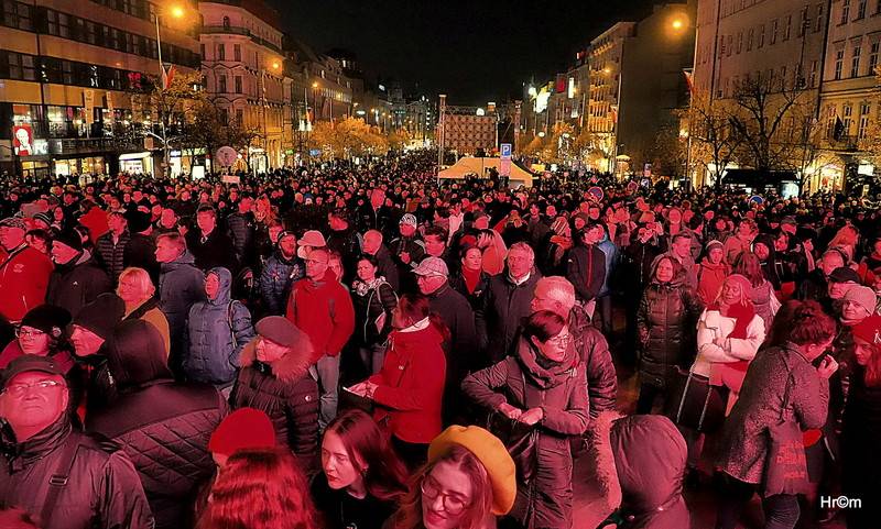 Oslavy výročí Sametové revoluce v Praze: Na Václaváku zpívali Barbora Poláková, Jakub Ondra nebo Republic Of Two