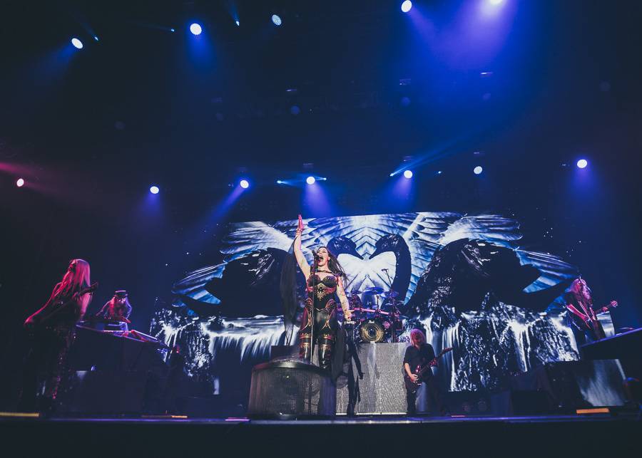 Nightwish naplnili O2 arenu, ohnivé show vévodila princezna bojovnice Floor Jansen