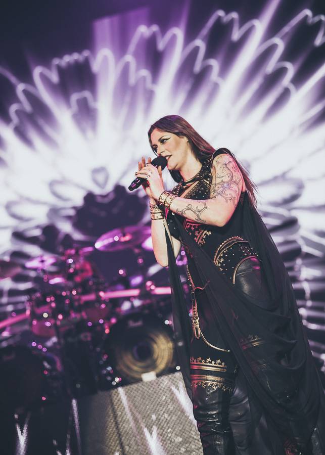 Nightwish naplnili O2 arenu, ohnivé show vévodila princezna bojovnice Floor Jansen