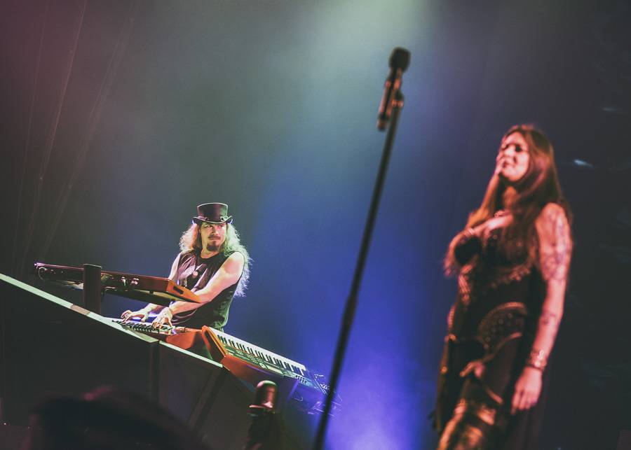 Nightwish naplnili O2 arenu, ohnivé show vévodila princezna bojovnice Floor Jansen