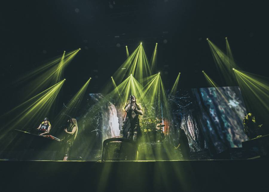 Nightwish naplnili O2 arenu, ohnivé show vévodila princezna bojovnice Floor Jansen