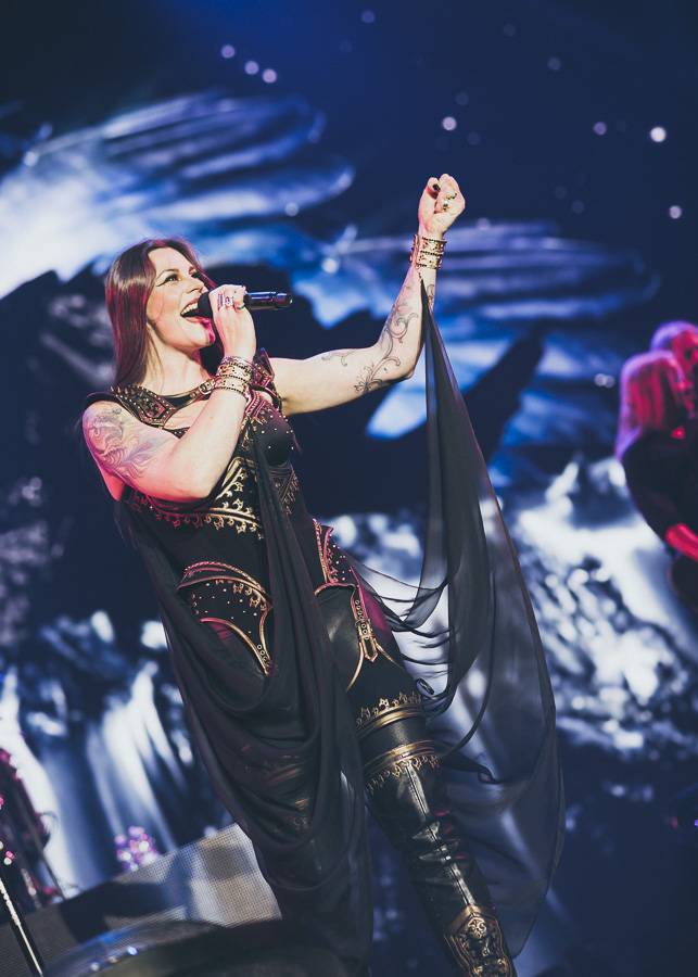 Nightwish naplnili O2 arenu, ohnivé show vévodila princezna bojovnice Floor Jansen