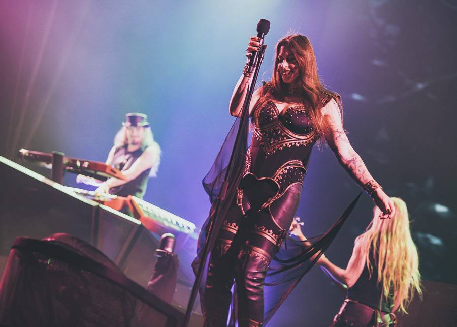 Nightwish naplnili O2 arenu, ohnivé show vévodila princezna bojovnice Floor Jansen