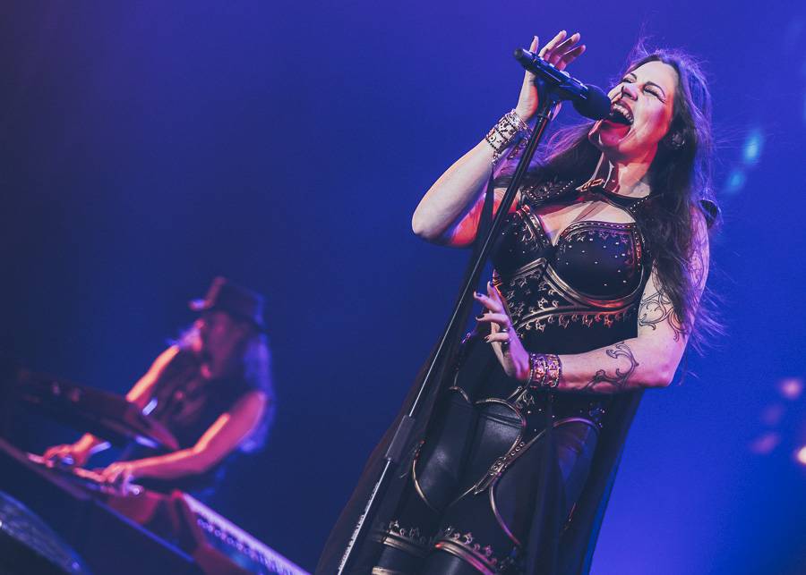 Nightwish naplnili O2 arenu, ohnivé show vévodila princezna bojovnice Floor Jansen