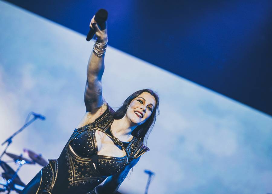 Nightwish naplnili O2 arenu, ohnivé show vévodila princezna bojovnice Floor Jansen