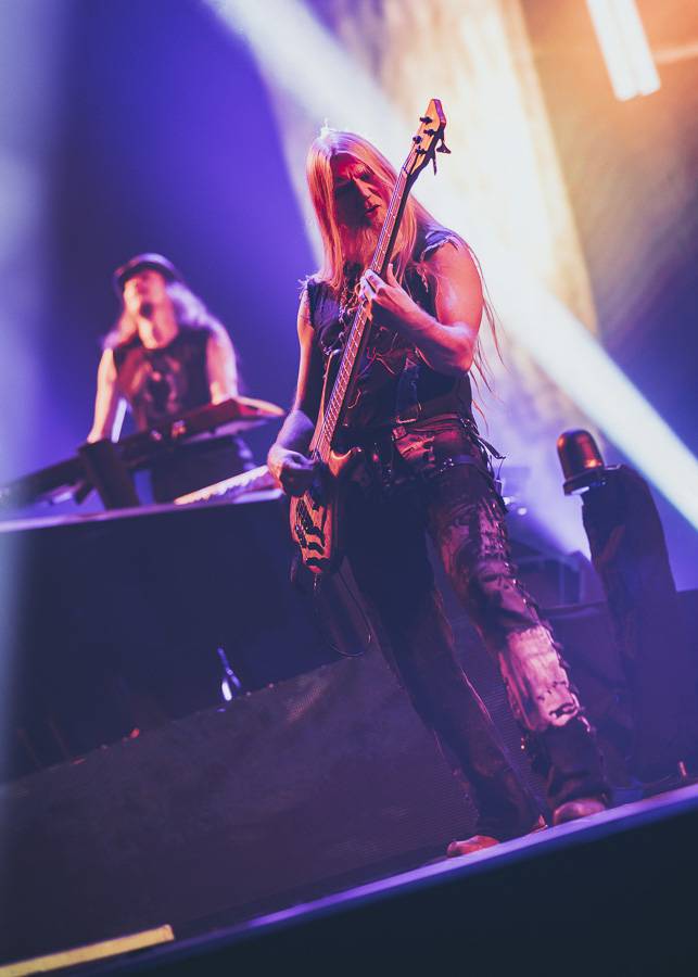 Nightwish naplnili O2 arenu, ohnivé show vévodila princezna bojovnice Floor Jansen