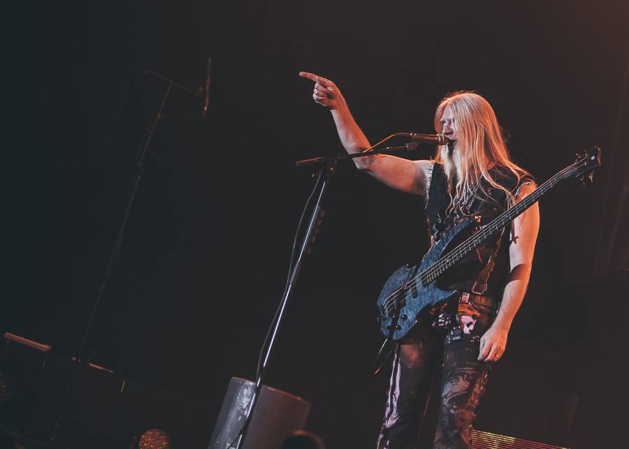 Nightwish naplnili O2 arenu, ohnivé show vévodila princezna bojovnice Floor Jansen