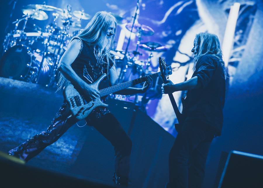 Nightwish naplnili O2 arenu, ohnivé show vévodila princezna bojovnice Floor Jansen