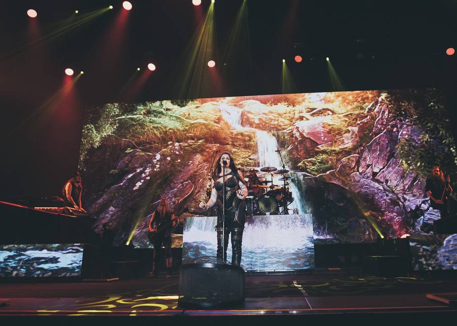 Nightwish naplnili O2 arenu, ohnivé show vévodila princezna bojovnice Floor Jansen