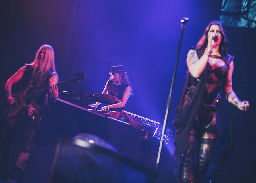 Nightwish naplnili O2 arenu, ohnivé show vévodila princezna bojovnice Floor Jansen