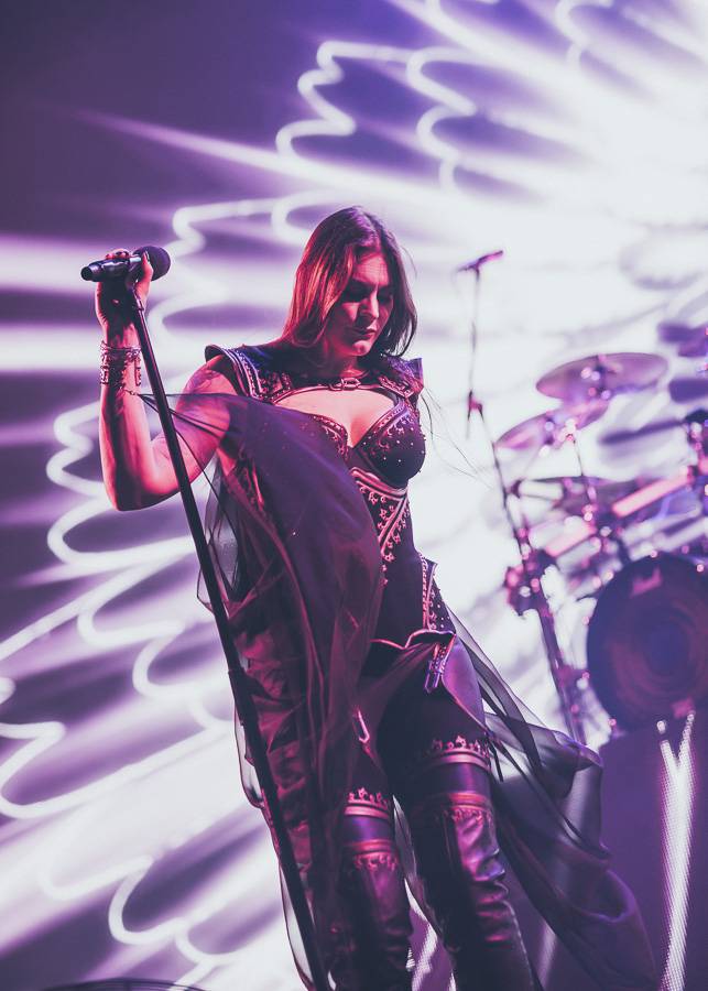 Nightwish naplnili O2 arenu, ohnivé show vévodila princezna bojovnice Floor Jansen