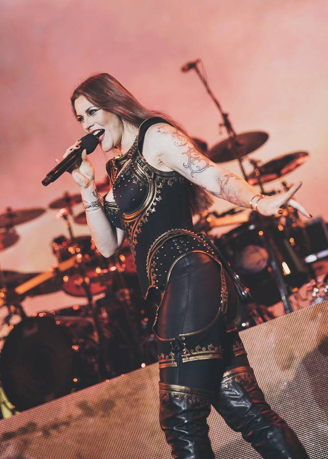 Nightwish naplnili O2 arenu, ohnivé show vévodila princezna bojovnice Floor Jansen