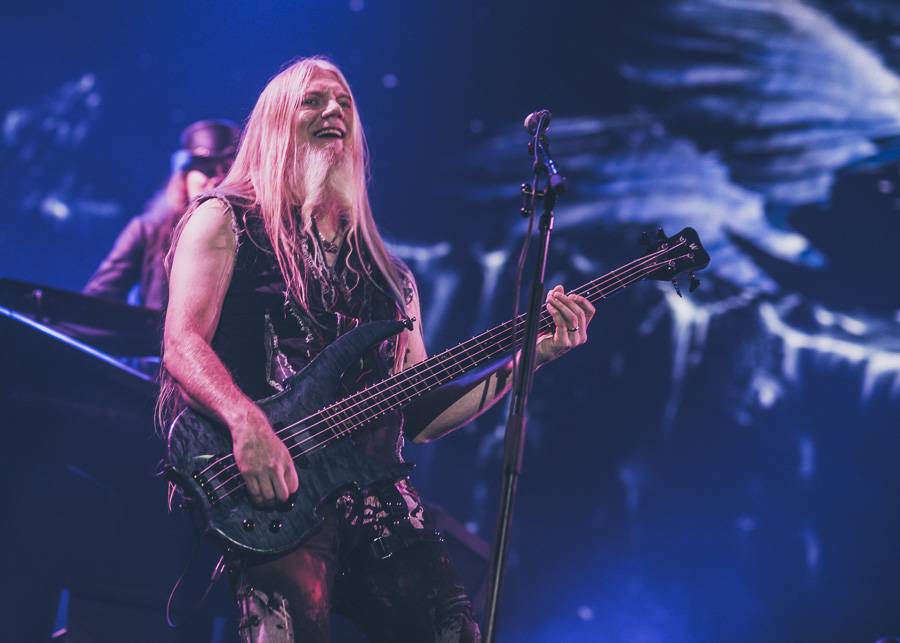 Nightwish naplnili O2 arenu, ohnivé show vévodila princezna bojovnice Floor Jansen