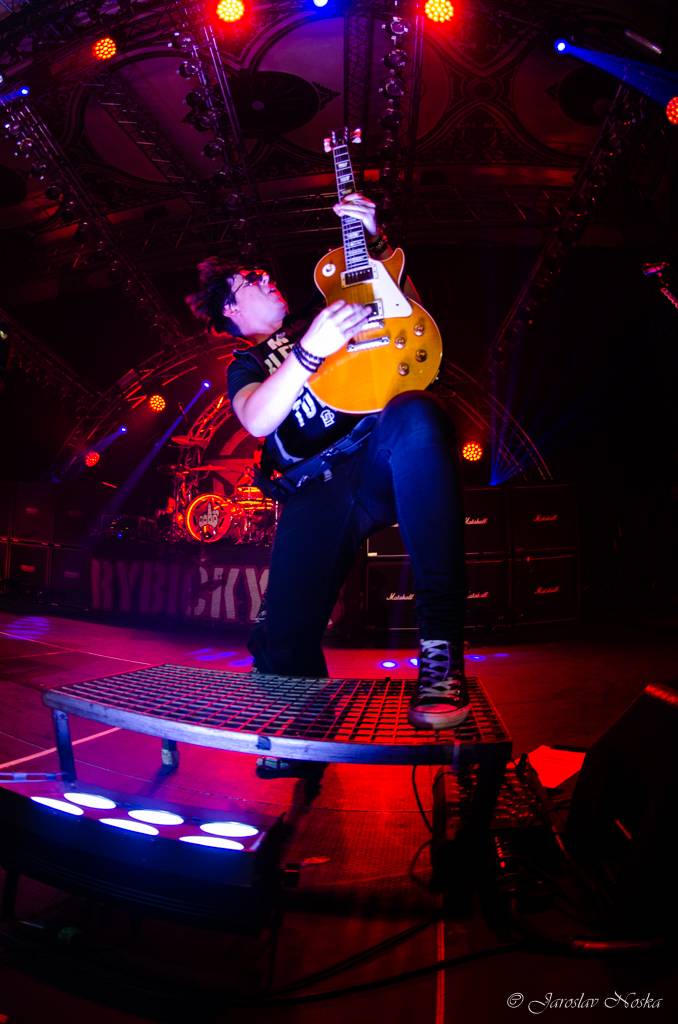 Rybičky 48 oslavili šestnáctiny ve vyprodané Lucerně. Oznámili, že se chystají dobýt O2 arenu