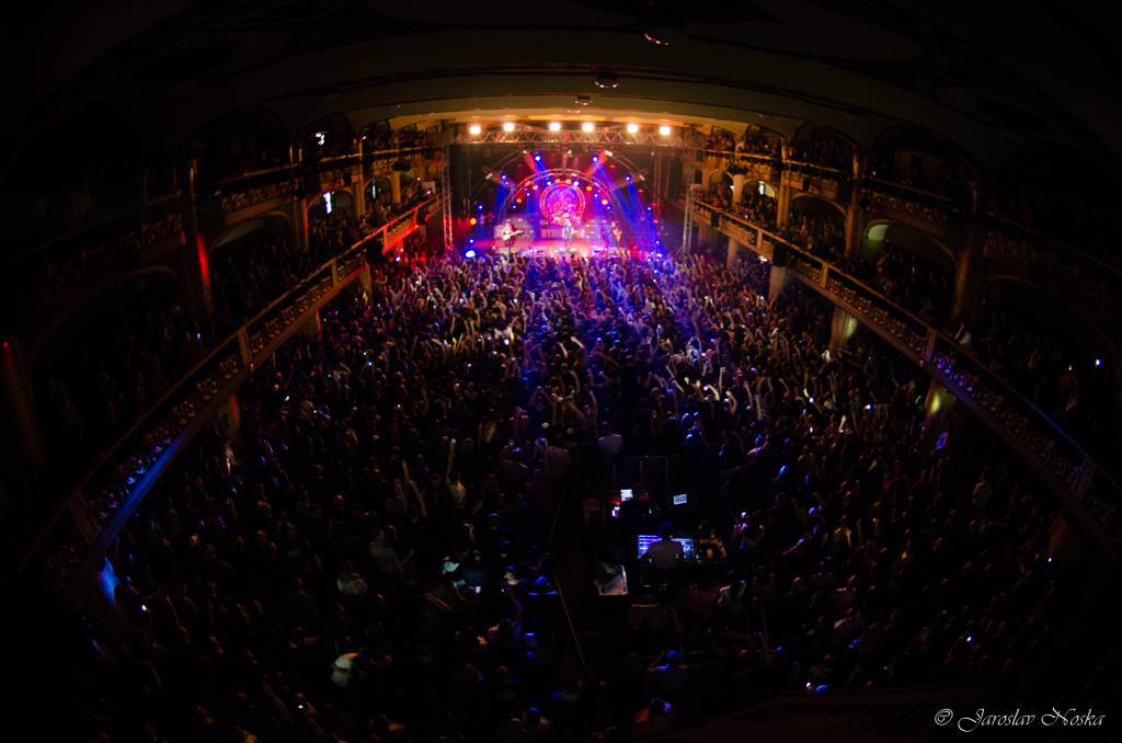 Rybičky 48 oslavili šestnáctiny ve vyprodané Lucerně. Oznámili, že se chystají dobýt O2 arenu