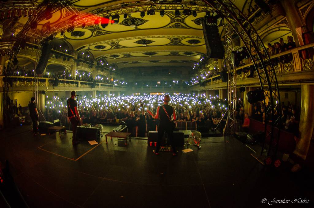 Rybičky 48 oslavili šestnáctiny ve vyprodané Lucerně. Oznámili, že se chystají dobýt O2 arenu