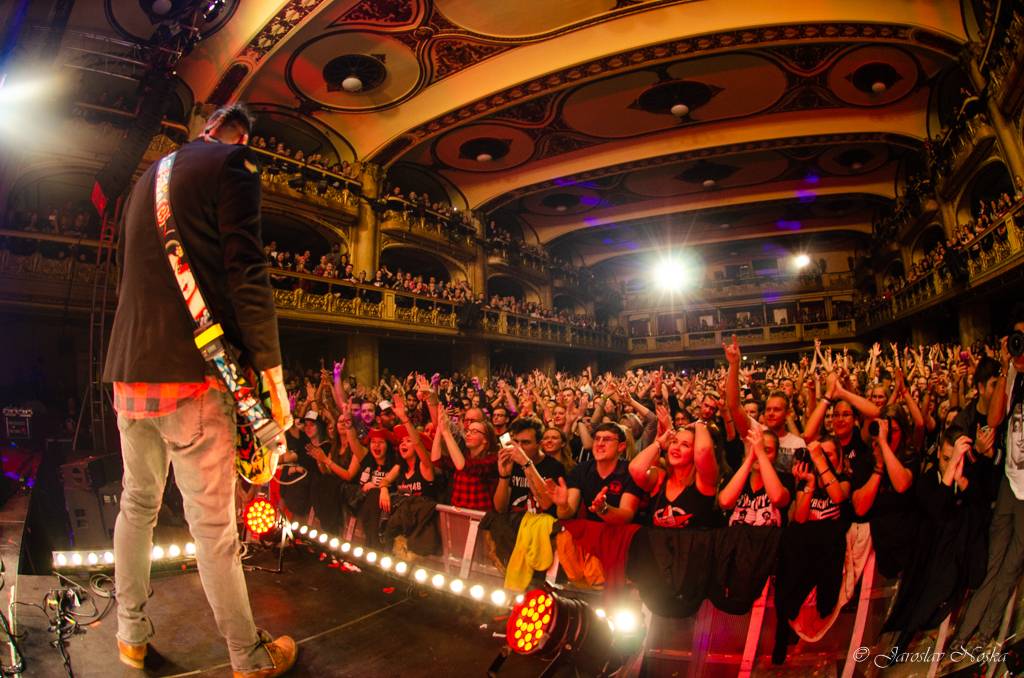 Rybičky 48 oslavili šestnáctiny ve vyprodané Lucerně. Oznámili, že se chystají dobýt O2 arenu