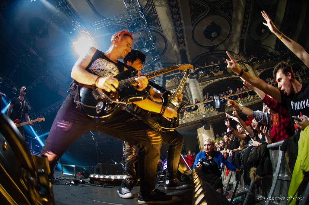 Rybičky 48 oslavili šestnáctiny ve vyprodané Lucerně. Oznámili, že se chystají dobýt O2 arenu