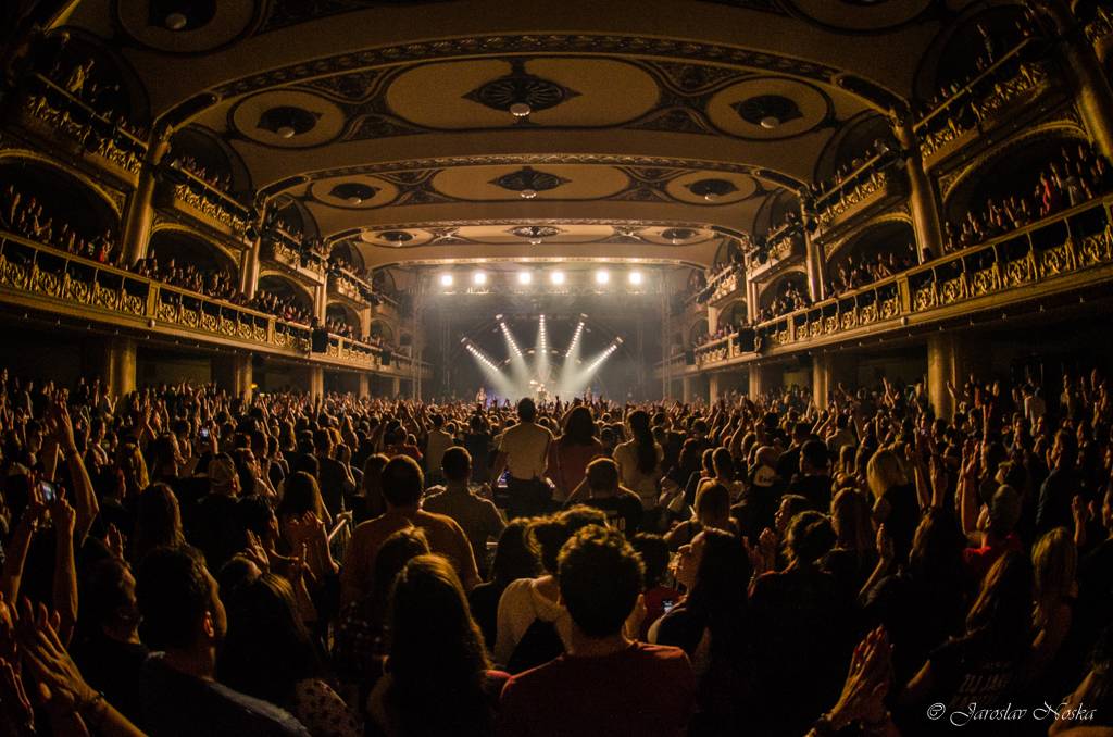Rybičky 48 oslavili šestnáctiny ve vyprodané Lucerně. Oznámili, že se chystají dobýt O2 arenu