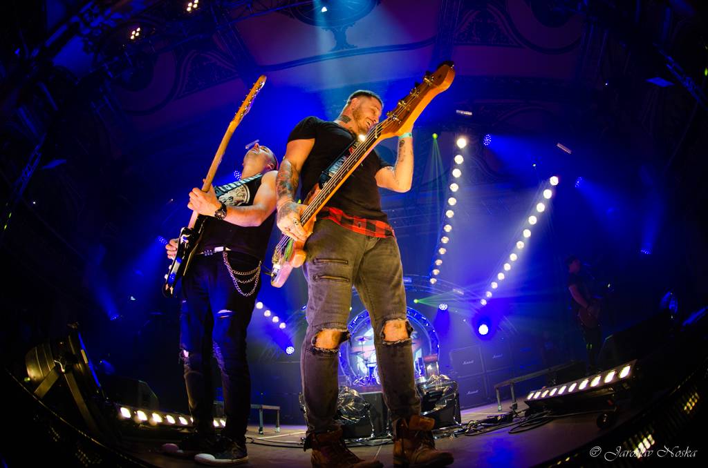 Rybičky 48 oslavili šestnáctiny ve vyprodané Lucerně. Oznámili, že se chystají dobýt O2 arenu