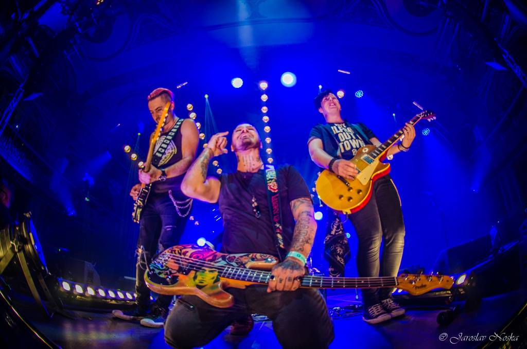 Rybičky 48 oslavili šestnáctiny ve vyprodané Lucerně. Oznámili, že se chystají dobýt O2 arenu