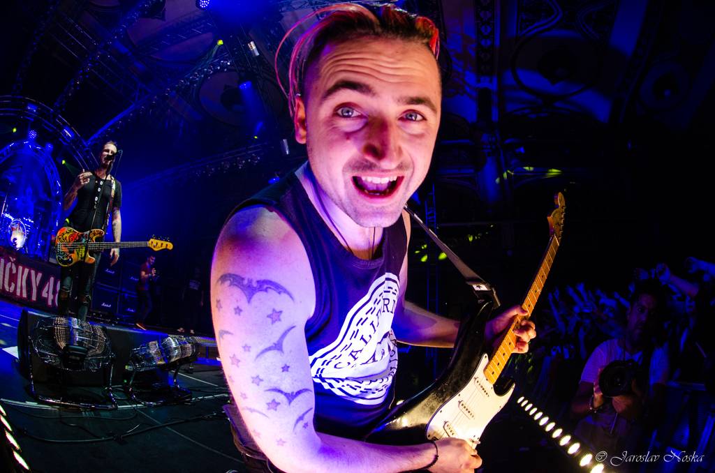 Rybičky 48 oslavili šestnáctiny ve vyprodané Lucerně. Oznámili, že se chystají dobýt O2 arenu