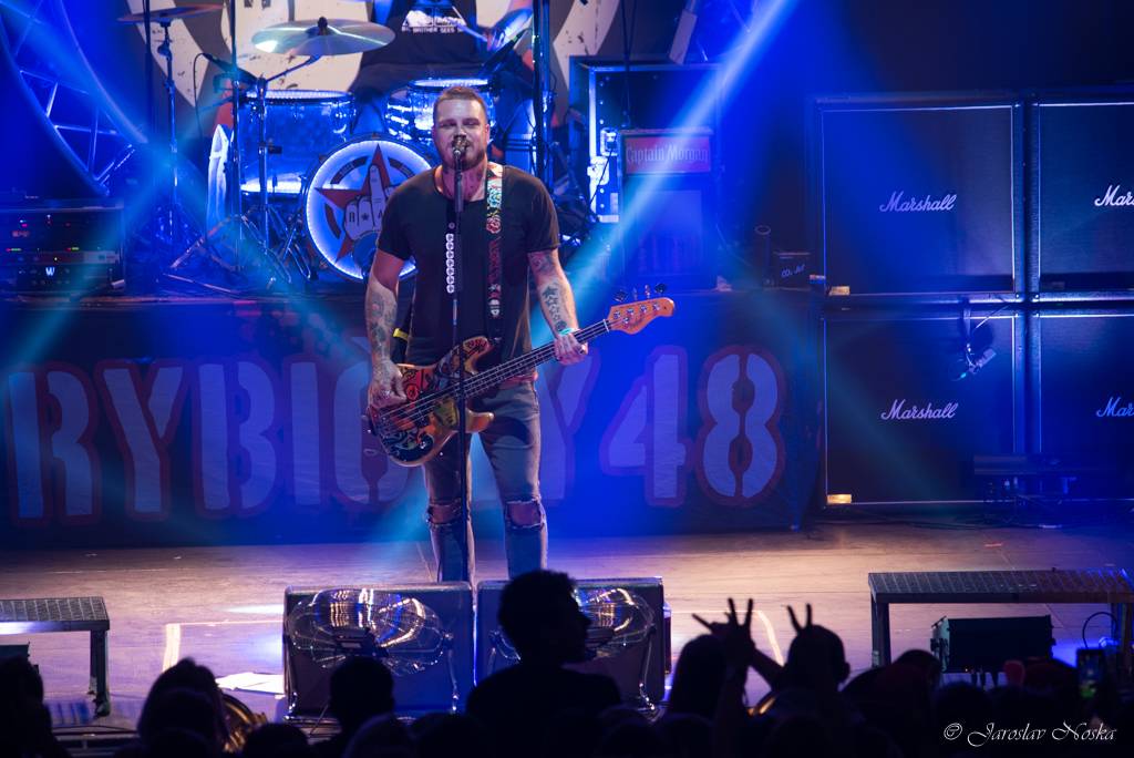 Rybičky 48 oslavili šestnáctiny ve vyprodané Lucerně. Oznámili, že se chystají dobýt O2 arenu