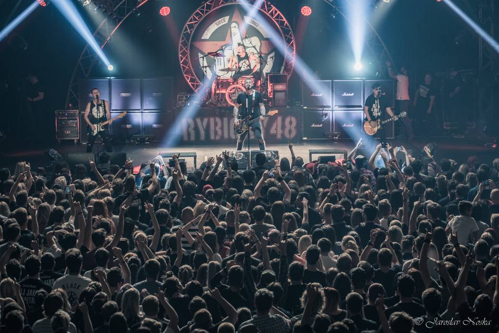 Rybičky 48 oslavili šestnáctiny ve vyprodané Lucerně. Oznámili, že se chystají dobýt O2 arenu