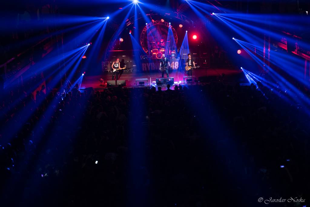 Rybičky 48 oslavili šestnáctiny ve vyprodané Lucerně. Oznámili, že se chystají dobýt O2 arenu