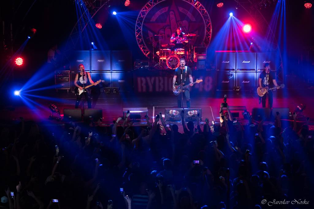 Rybičky 48 oslavili šestnáctiny ve vyprodané Lucerně. Oznámili, že se chystají dobýt O2 arenu