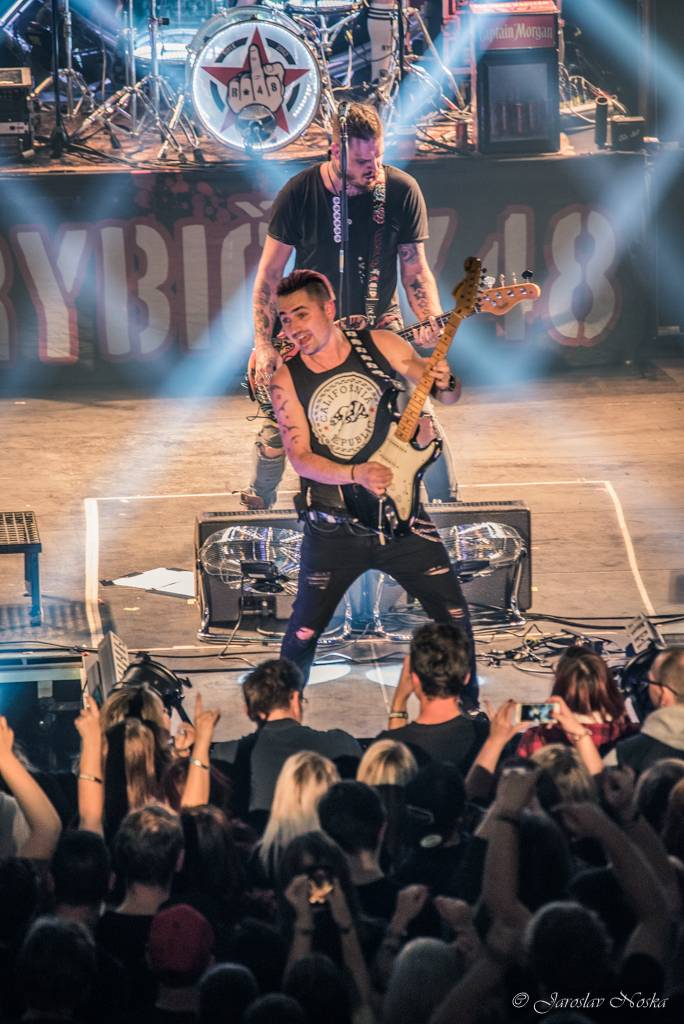 Rybičky 48 oslavili šestnáctiny ve vyprodané Lucerně. Oznámili, že se chystají dobýt O2 arenu