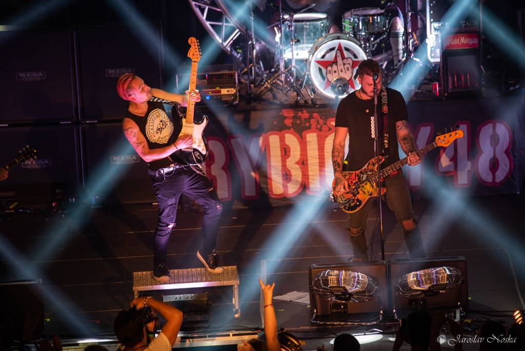 Rybičky 48 oslavili šestnáctiny ve vyprodané Lucerně. Oznámili, že se chystají dobýt O2 arenu