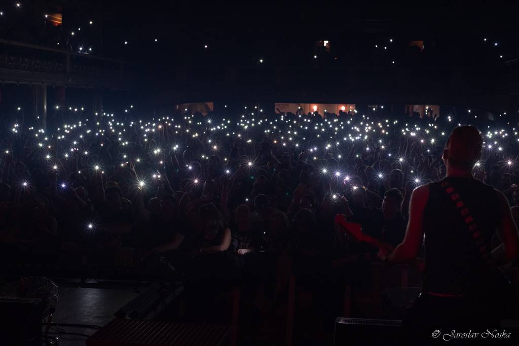 Rybičky 48 oslavili šestnáctiny ve vyprodané Lucerně. Oznámili, že se chystají dobýt O2 arenu