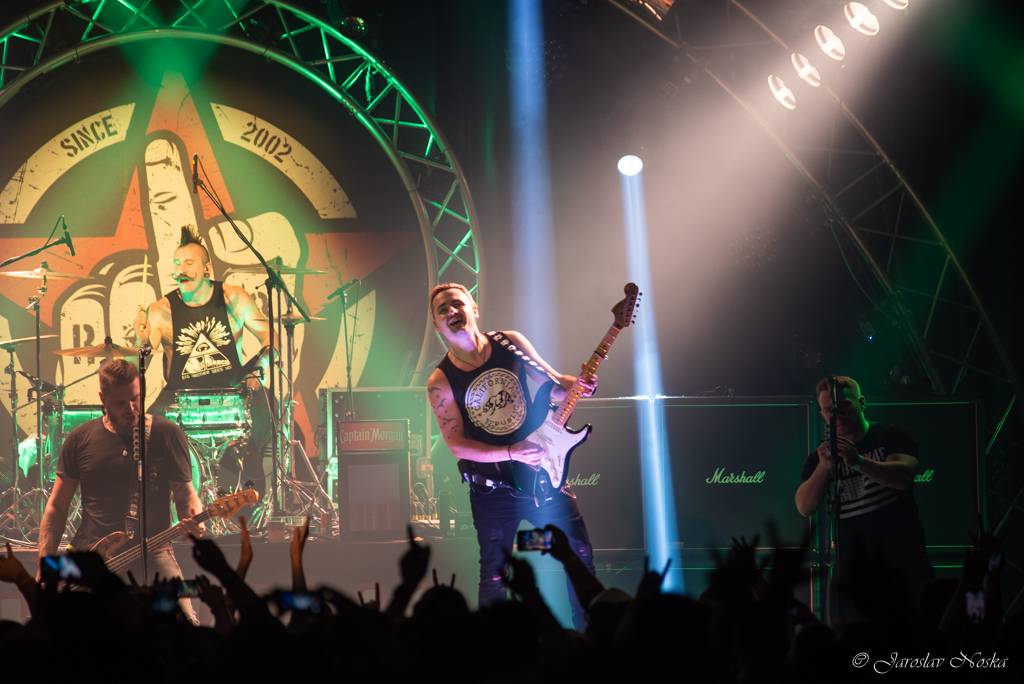 Rybičky 48 oslavili šestnáctiny ve vyprodané Lucerně. Oznámili, že se chystají dobýt O2 arenu