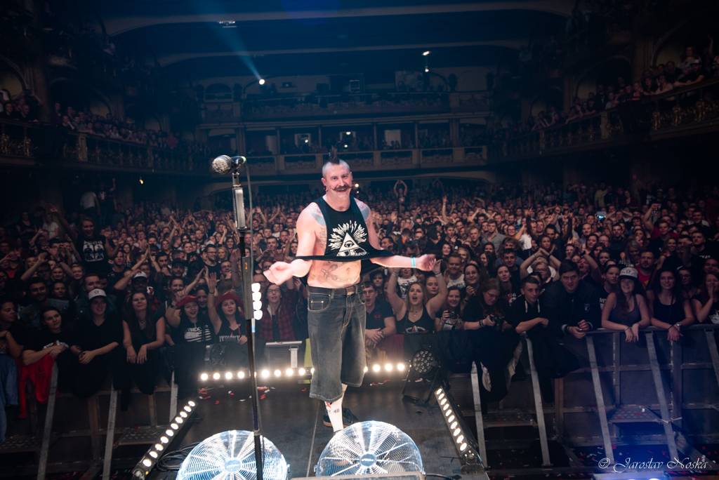 Rybičky 48 oslavili šestnáctiny ve vyprodané Lucerně. Oznámili, že se chystají dobýt O2 arenu