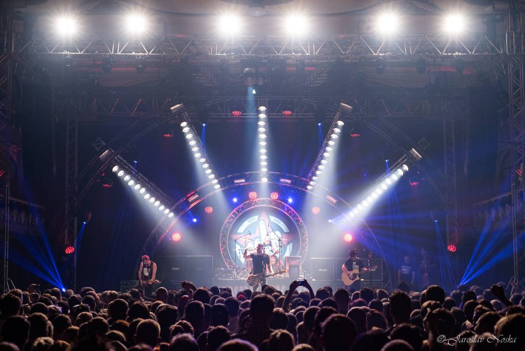 Rybičky 48 oslavili šestnáctiny ve vyprodané Lucerně. Oznámili, že se chystají dobýt O2 arenu