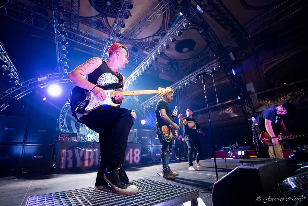 Rybičky 48 oslavili šestnáctiny ve vyprodané Lucerně. Oznámili, že se chystají dobýt O2 arenu