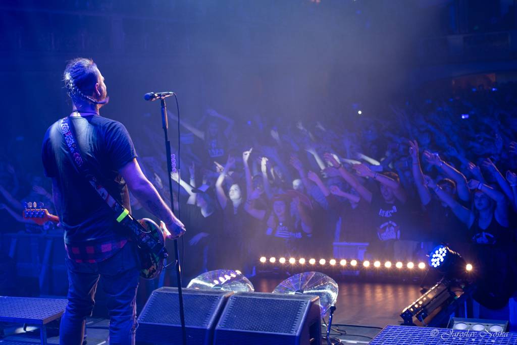 Rybičky 48 oslavili šestnáctiny ve vyprodané Lucerně. Oznámili, že se chystají dobýt O2 arenu