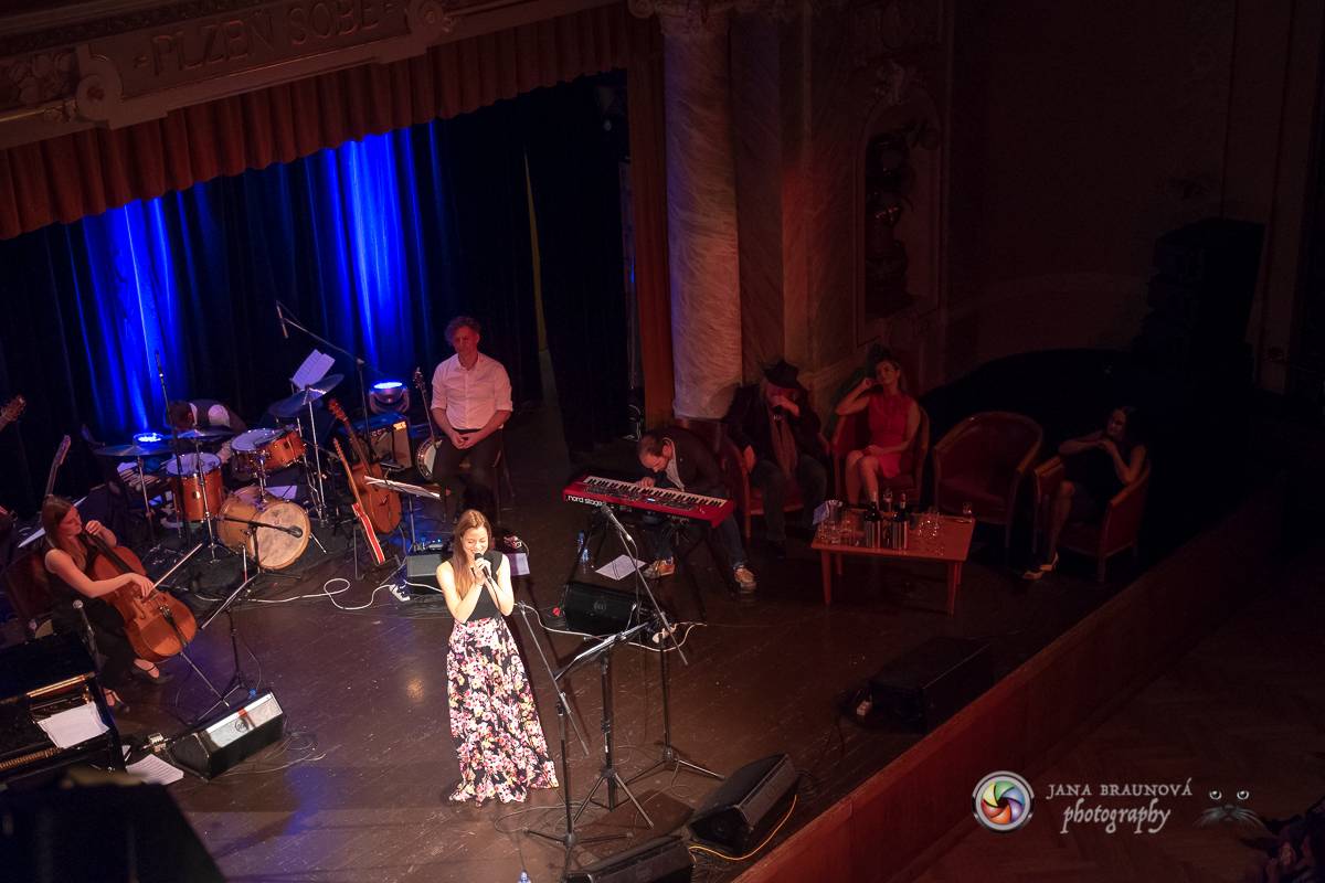 Hudba Petra Hapky naplnila Měšťanskou besedu v Plzni, jeho písně zpívali Lenka Nová nebo František Segrado