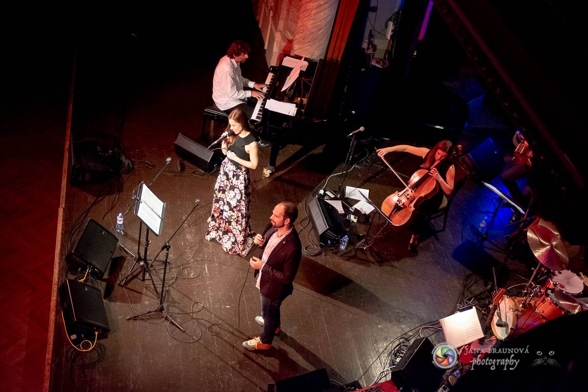 Hudba Petra Hapky naplnila Měšťanskou besedu v Plzni, jeho písně zpívali Lenka Nová nebo František Segrado