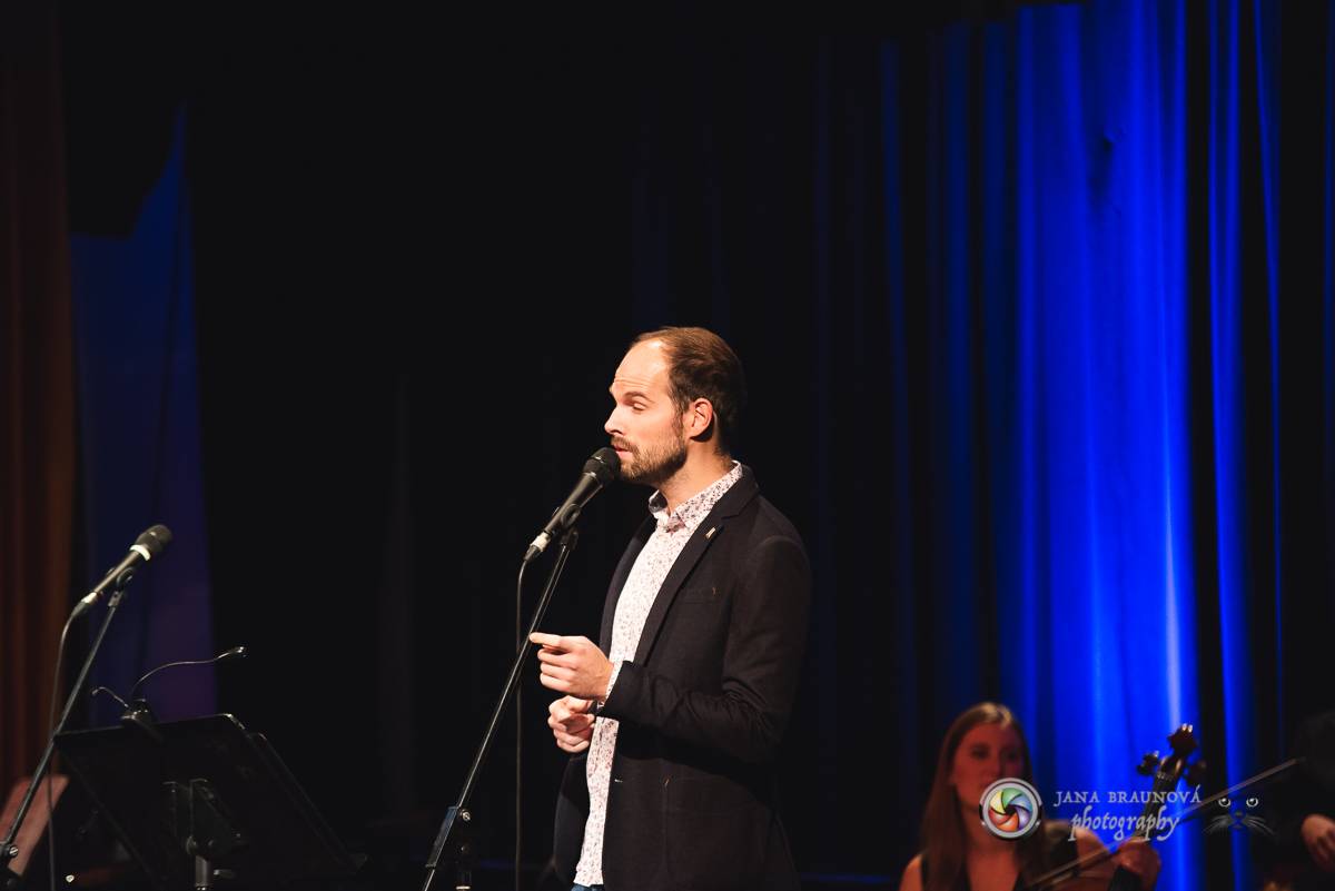 Hudba Petra Hapky naplnila Měšťanskou besedu v Plzni, jeho písně zpívali Lenka Nová nebo František Segrado