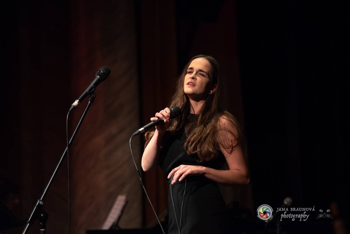 Hudba Petra Hapky naplnila Měšťanskou besedu v Plzni, jeho písně zpívali Lenka Nová nebo František Segrado