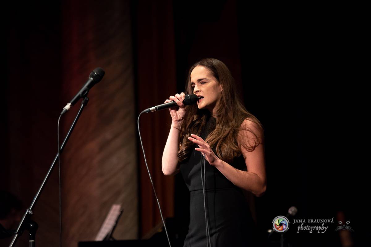 Hudba Petra Hapky naplnila Měšťanskou besedu v Plzni, jeho písně zpívali Lenka Nová nebo František Segrado